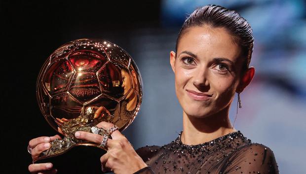 Aitana Bonmatí con el Balón de Oro, el trofeo individual más prestigioso en el fútbol