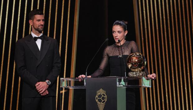 Aitana Bonmatí recibió el Balón de Oro por parte de Novak Djokovic