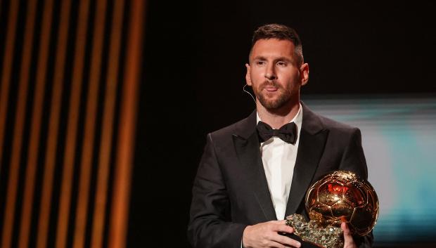 Leo Messi ha recibido este lunes en París su octavo Balón de Oro