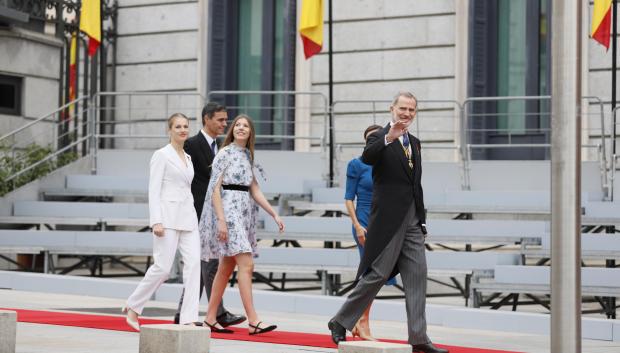 La Familia Real llega a las puertas del Congreso de los diputados