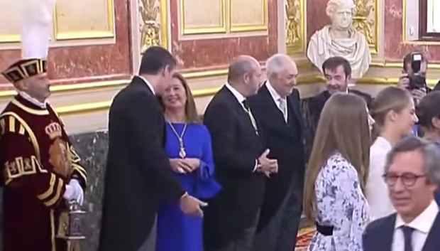 Sánchez y Armengol charlan mientras la Familia Real saluda a las autoridades