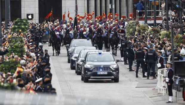 La caravana estaba compuesta por vehículos oficiales Ford Mondeo y Toyota RAV4, todos híbridos
