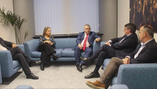 Carles Puigdemont y Santos Cerdán en la reunión del pasado lunes en el Parlamento Europeo