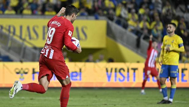 Álvaro Morata coge el balón tras marcar el 2-1 ante la UD Las Palmas
