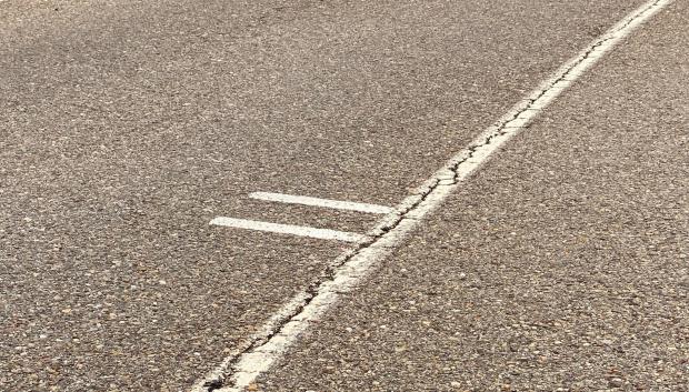 Dos líneas perpendiculares a la línea que marca el eje de la carretera
