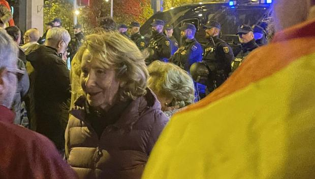 La expresidenta madrileña, Esperanza Aguirre, en la protesta ante la sede del PSOE