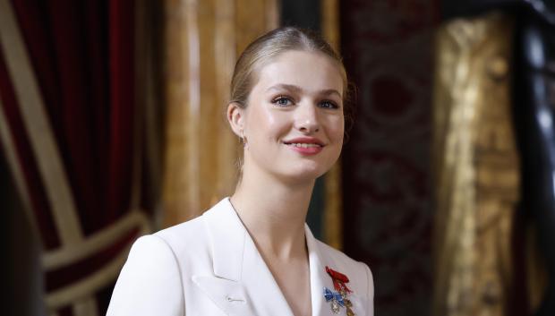 La princesa Leonor sonríe tras el saludo a los invitados al almuerzo celebrado posteriormente al acto en el que se le impuso el Collar de la Orden de Carlos III