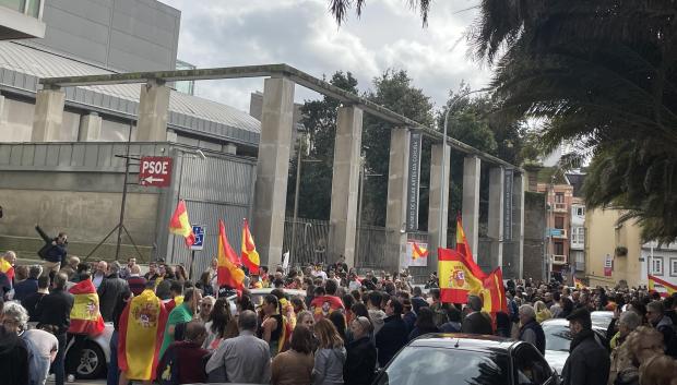 Concentración de 500 personas delante de la sede local coruñesa del PSOE