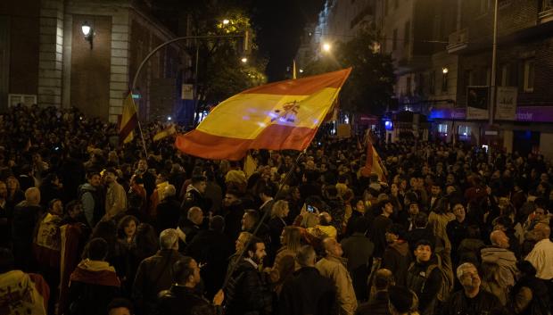 Cientos de personas en la manifestación en contra de la amnistía en las proximidades de la sede del PSOE