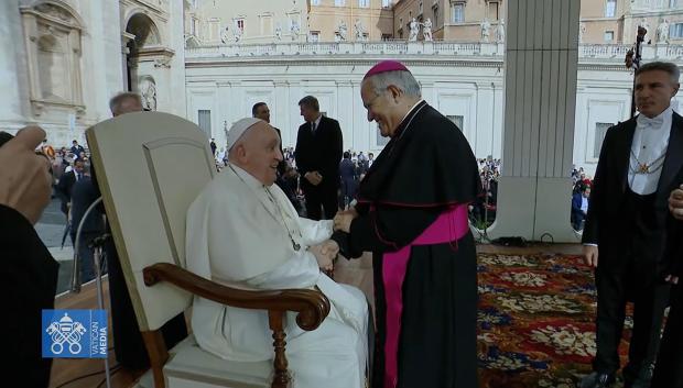 El Papa Francisco saluda al obispo de Córdoba, Demetrio Fernández