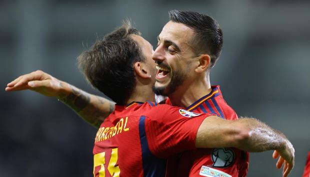 El abrazo entre Oyarzabal y Joselu, los otros goleadores en este partido