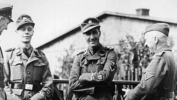 Dos de los primeros reclutas del British Free Corps: Kenneth Berry y Alfred Minchin, con oficiales alemanes, abril de 1944.