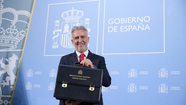 El nuevo ministro de Política Territorial y Memoria Democrática, Ángel Víctor Torres, posa con su cartera