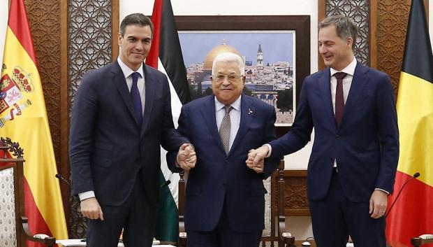Pedro Sánchez, Mahmud Abbas y el primer ministro de Bélgica Alexander De Croo en Ramala