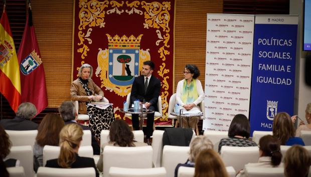 Segunda mesa de la jornada, sobre la conciliación de la vida personal, familiar y laboral, moderada por Rodrigo Díez, responsable de la sección de Sociedad en El Debate, y en la que participan, Carmen Fernández de la Cigoña, directora del Instituto CEU de Estudios de la Familia y profesora de la Universidad CEU San Pablo y Teresa Jurado Guerrero, doctora en ciencias políticas y sociología