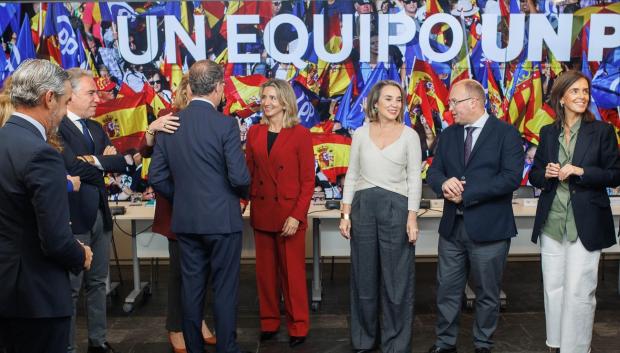 El presidente del Partido Popular, Alberto Núñez Feijóo (3i), saluda a su llegada a la reunión del Comité Ejecutivo Nacional, en la sede del PP