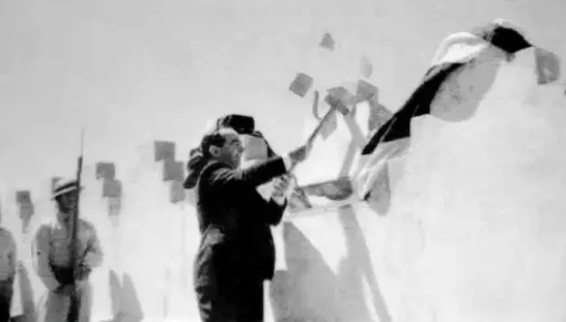 José Figueres Ferrer le da un golpe con un mazo al muro del Cuartel Bellavista (actual Museo Nacional), el 1 de diciembre de 1948