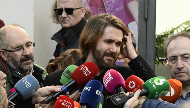 MADRID, 02/12/2023.- Manuel Martínez, hijo de la cantante y actriz Concha Velasco, se emociona mientras atiende a la prensa congregada a las puertas de la capilla ardiente de la artista, instalada este sábado en el Teatro de La Latina de Madrid, tras fallecer hoy a los 84 años en el Hospital Puerta de Hierro Majadahonda (Madrid) a consecuencia de "una complicación en su enfermedad". EFE/ Víctor Lerena