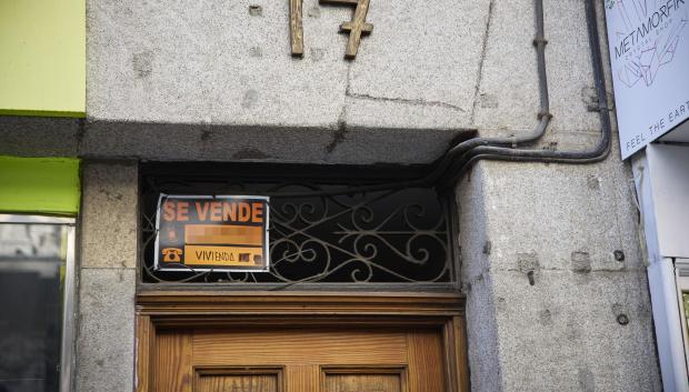 Cartel de una vivienda en venta en el escaparate