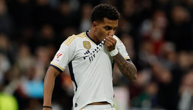 Rodrygo se besa el escudo del Real Madrid tras marcar un gol