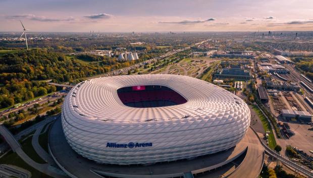 El Allianz Arena es el mítico estadio del FC Bayern de Múnich. Ubicado en la ciudad de Múnich, aquí se jugará el partido inaugural de la Eurocopa 2024 entre Alemania y Escocia. Tiene una capacidad para 70.000 espectadores. Es una auténtica obra de arte, tanto por su arquitectura, iluminación y gran ambiente. Acoge a más de 71.000 aficionados y es un símbolo futbolístico a nivel mundial