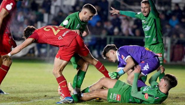 El portero del Atlético Astorga Pablo Barredo intenta recuperar un balón durante el encuentro ante el Sevilla