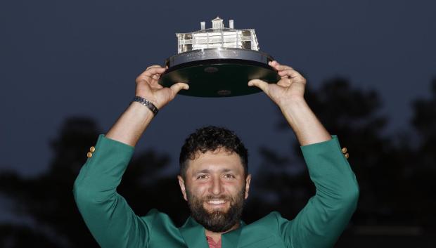 Jon Rahm levanta con la chaqueta verde el trofeo del Masters de Augusta