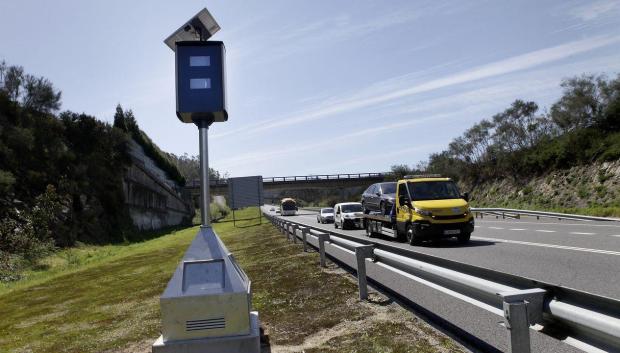 La DGT ha optado por este formato de radar con caja elevada