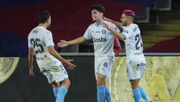 Miguel Gutiérrez celebra con Eric García y Yan Couto el segundo gol del Girona