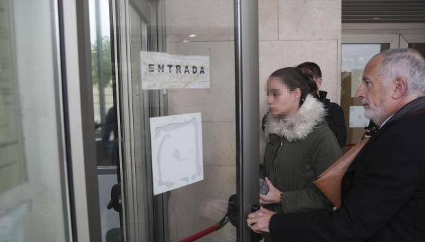 La víctima del exmarido de Mónica Oltra, a su entrada a la Ciudad de la Justicia de Valencia para declarar como testigo