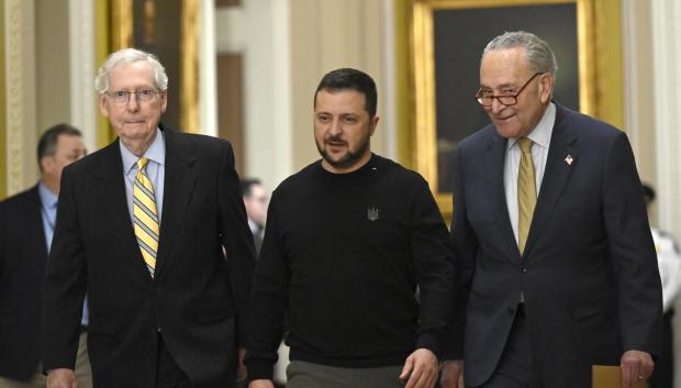 El presidente ucraniano acompañado de los senadores Chuck Shumer (D) y Mitch McConnell (Iz)