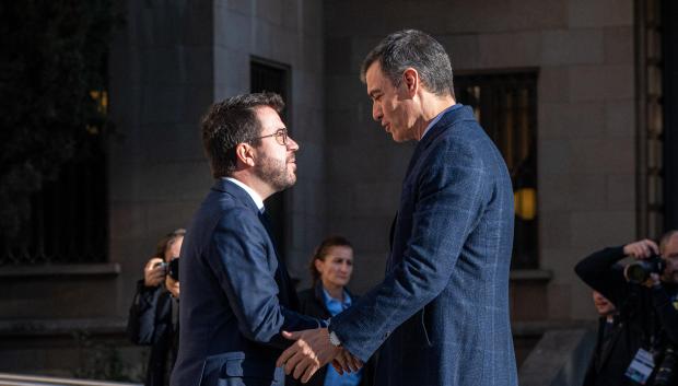 El presidente de la Generalitat de Cataluña, Pere Aragonés (i) y el presidente del Gobierno, Pedro Sánchez (d)