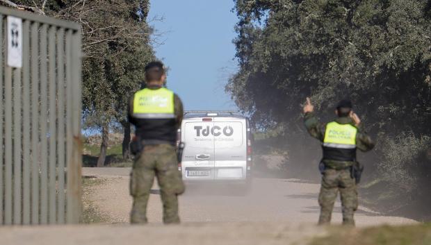 CÓRDOBA, 21/12/2023.- Un vehículo de los servicios funerarios del tanatorio de Córdoba sale de la base de la Brigada "Guzmán el Bueno" X de Cerro Muriano, tras el hallazgo de los dos cuerpos sin vida de los militares desaparecidos durante una maniobras que se estaban llevando a cabo en un embalse de la provincia cordobesa.- EFE/ Salas