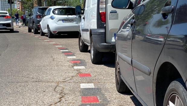 Así son las líneas rojas y blancas que delimitan plazas de aparcamiento