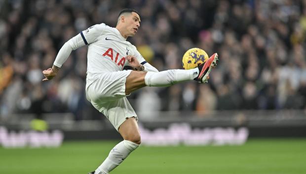 Pedro Porro despeja un balón con el Tottenham esta temporada
