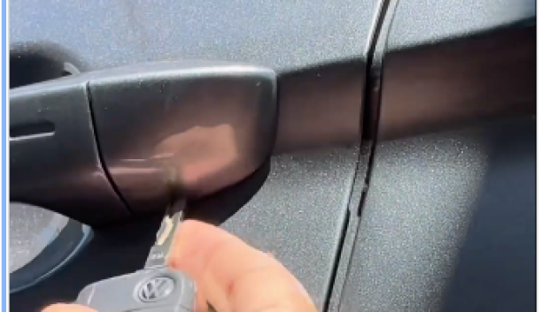 Lo primero es buscar la cerradura en el tirador