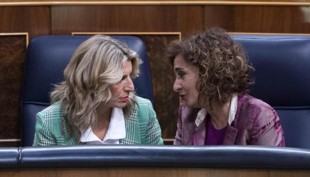La ministra de Trabajo, Yolanda Díaz, y la de Hacienda, María Jesús Montero, en el Congreso.