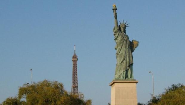 Réplica de la Estatua de la Libertad en París