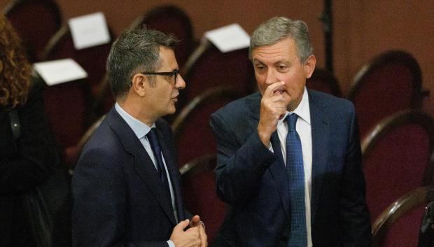 El nuevo presidente de Correos, Pedro Saura, junto al ministro de Presidencia, Félix Bolaños.