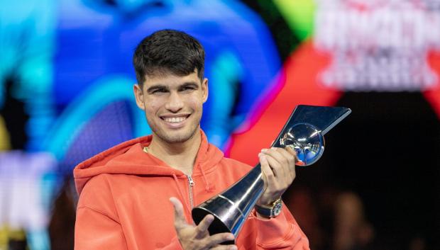 Carlos Alcaraz venció a Djokovic en una exhibición en Riad