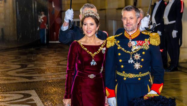 La princesa Mary de Dinamarca y el príncipe Federico de Dinamarca en la cena anual de Año Nuevo
