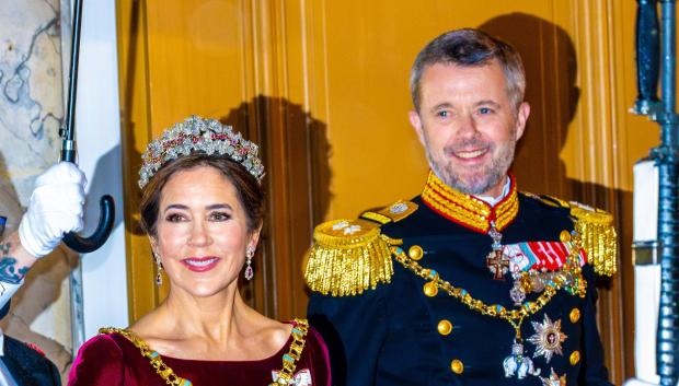 El futuro Rey acudía a la cena con el uniforme oficial del ejercito