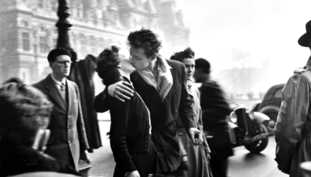 El beso del Hotel de Ville (1950) de Robert Doisneau