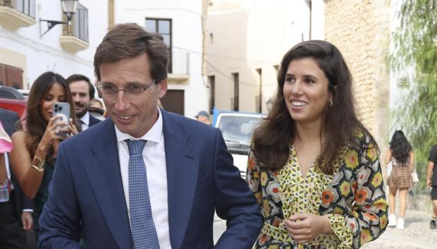 José Luis Martínez Almeida y Teresa Urquijo asisten a una boda en Ibiza