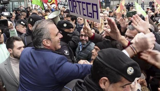 Javier Ortega Smith apoyado antes de entrar al pleno del Ayuntamiento