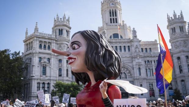 Muñeco que representa a la presidenta de la Comunidad de Madrid, Isabel Díaz Ayuso