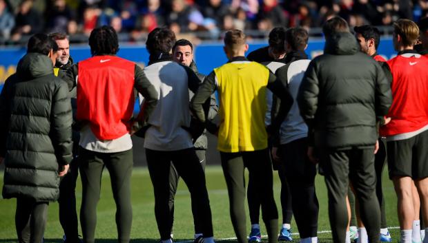 Un grupo de jugadores del Barça recibe órdenes por parte de Xavi Hernández