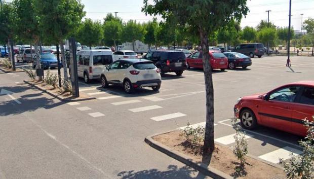 Los aparcamientos de los centros comerciales son lugares poco vigilados