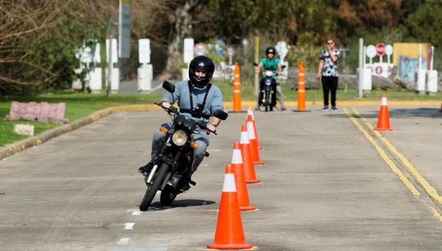 El modelo francés incluye teoría, práctica y examen