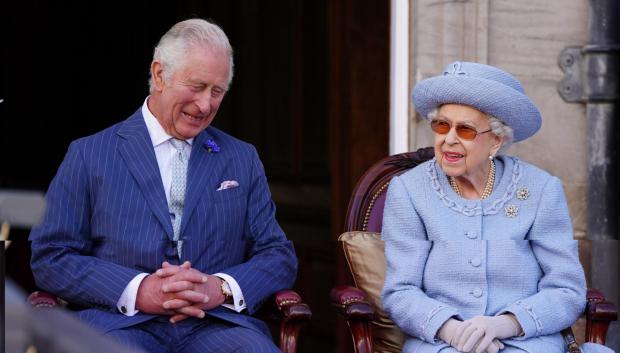 La Reina Isabel II junto a su hijo, el actual Rey de Inglaterra, Carlos III